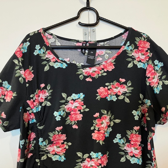 💲⬇️ Kristin Nicole Black Floral Blouse - Picture 3 of 7